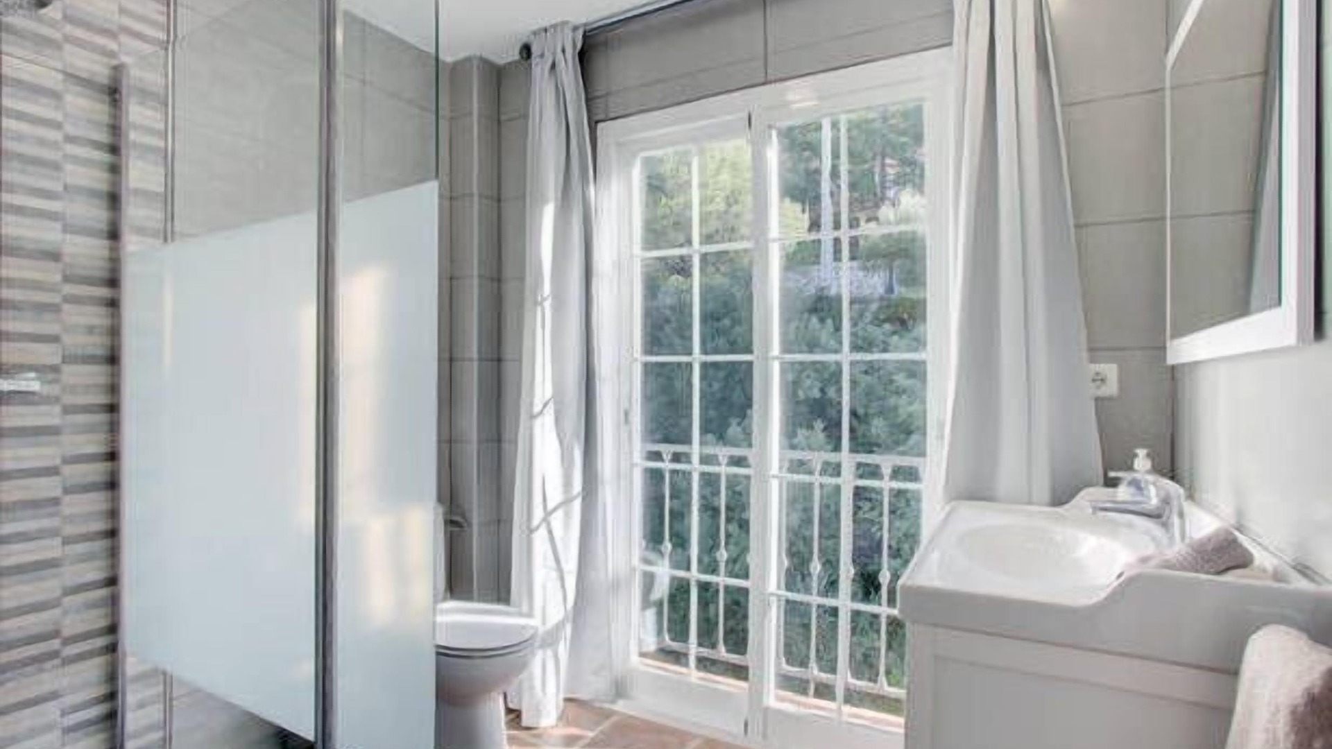 Photo of Bathroom in Ojen