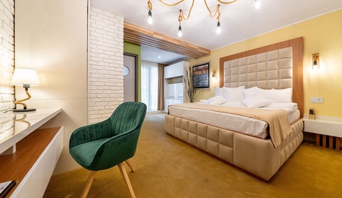 Amyntas  Premium Room With Balcony And Lake View