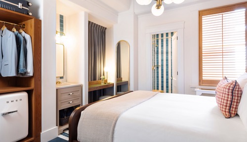 Standard Room, 1 Queen Bed (The Queen)