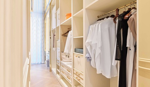 Suite (Parisian, 1 double and 2 twin beds)