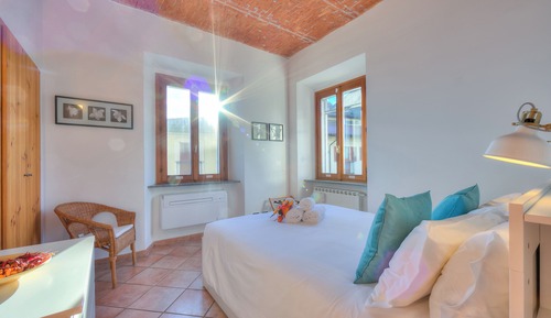 Honeymoon Apartment, 1 Bedroom, Lakeside (Lago Magico Pied Dans L' Eau)