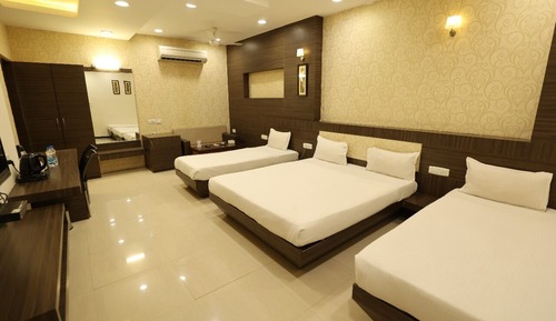 Family Room, 1 King Bed, Smoking, City View