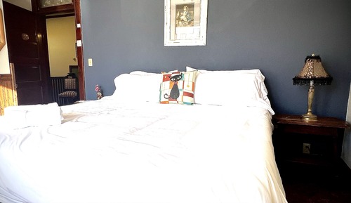 Signature Single Room, 1 King Bed