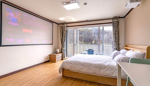 Room (Room 202 (Beam Projector Cinema Priva)