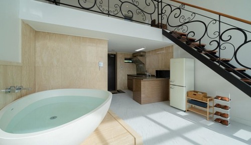 Room (A103 (whirlpool bathtub))