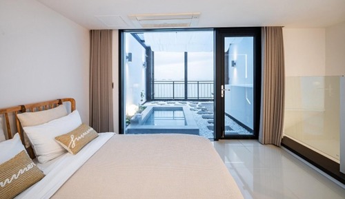 Room (Reve C-02 (Jacuzzi))