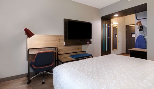 Room, 1 King Bed, Balcony, Corner