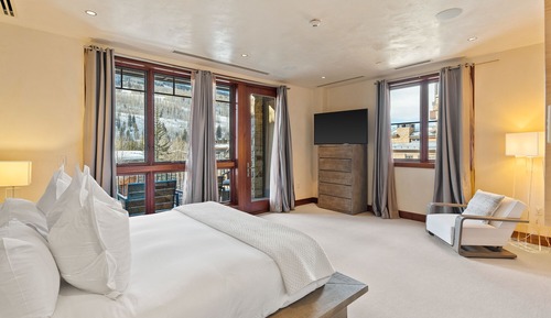 4Bedroom and Den Mountain View Condo