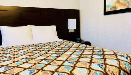 Standard Room, 1 Queen Bed (Non-wheelchair Accessible)