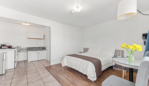 Room, 1 Queen Bed, Kitchen
