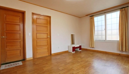 Room (Large Tree Room (Unshared House))