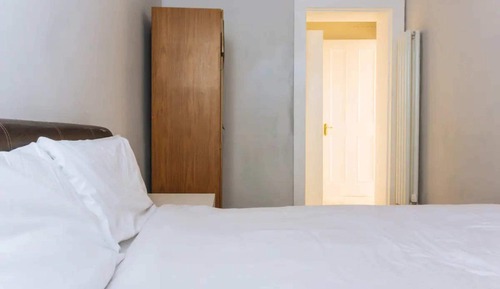 Basic Apartment, Multiple Beds
