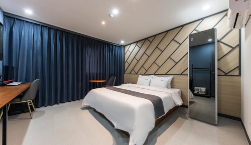Room (Deluxe B (Breakfast Netflix Disney Te)