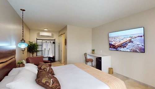 Premium Single Room, Men only, Pool View