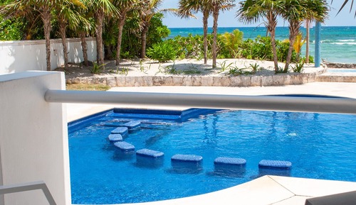 Condo, 2 Bedrooms (Beachfront, 1 Bathroom)