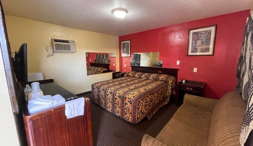 Basic Room, 1 King Bed, Smoking