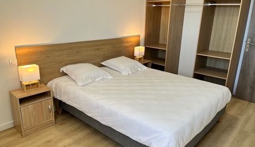 Senior Apartment, 1 Queen Bed with Sofa bed, Accessible Bathtub