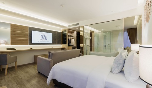 Deluxe Room, 1 King Bed, Pool Access