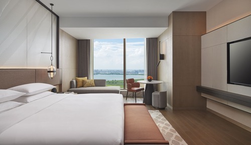 Club Room, 1 King Bed, Lake View (Club Access)