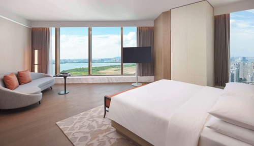 Executive Suite, 1 King Bed, Lake View