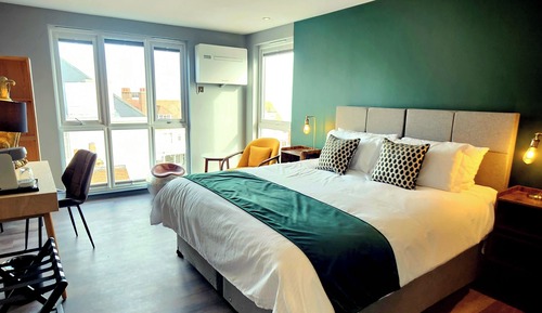 Deluxe Room, 1 King Bed
