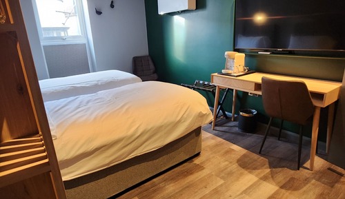 Deluxe Room, Roll-in Shower, City View
