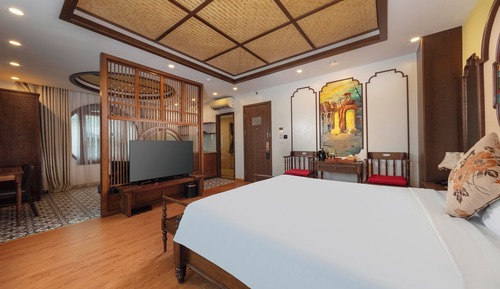 King Suite with Bathtub