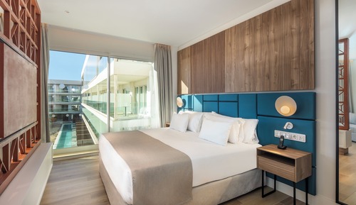 Junior Suite (2 Adults 1 Child)
