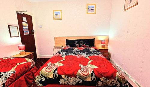 Economy Triple Room, Ensuite (room)