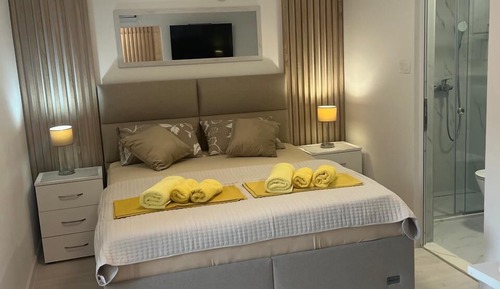 Classic Studio, 1 Queen Bed, Partial Sea View, Courtyard Area