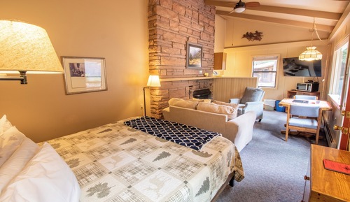 Little Pines Studio with Fireplace