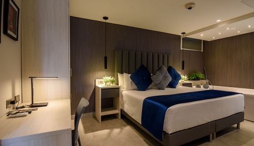 Junior Room, Hot Tub