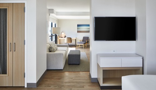 Suite, 1 King Bed, Balcony, Corner (Inland View)