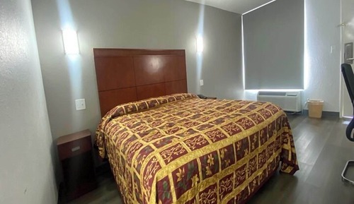 Basic Single Room, 1 King Bed, Smoking