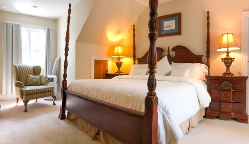 Strawberry Hill Room at Chiltern Inn B&B
