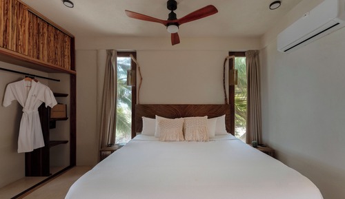 Honeymoon Room, 1 King Bed, Partial Ocean View, Beachside