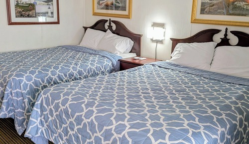 Large Balcony Side Ocean View with  2 Queen beds