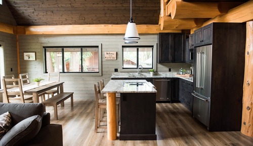Luxury Nature Series Cabin, 3 Queen Beds, Wood Fireplace, River View (Chinook - Pet Friendly)