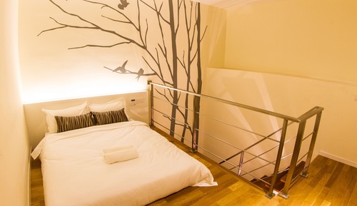 Deluxe Mezzanine Queen Suite