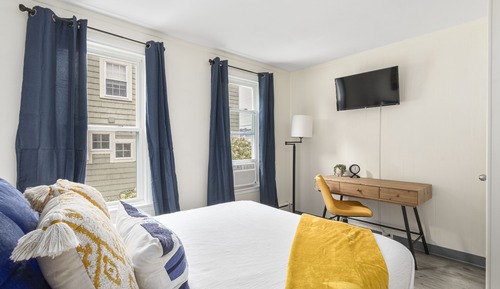 Queen 1-Bedroom Apartment