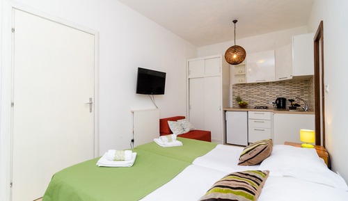 Studio (Studio Apartment with Terrace)