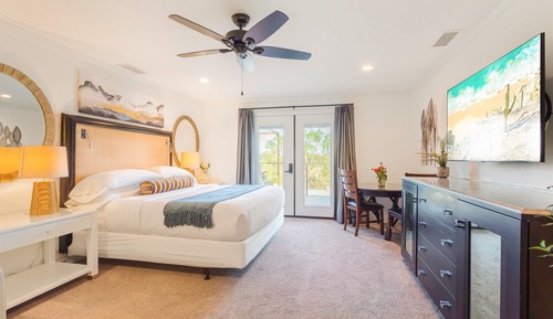 Standard Room, 1 King Bed, Pool View