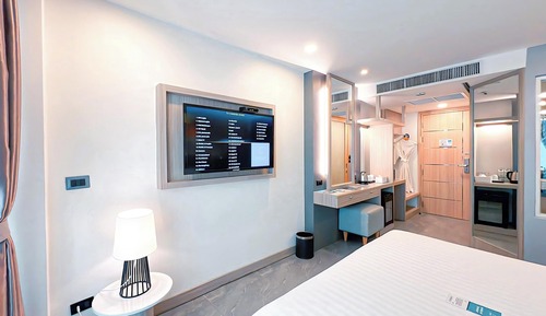 Deluxe King Balcony Room