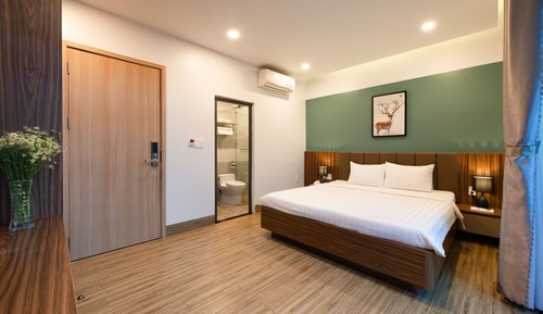 Basic Room, 1 King Bed