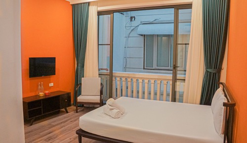 Standard Room, 1 Queen Bed, Courtyard View