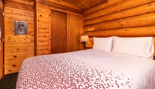 2 Bedroom Log Cottage