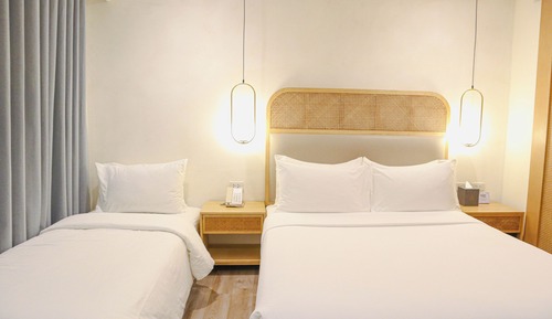 Deluxe Queen with Daybed (No Window)