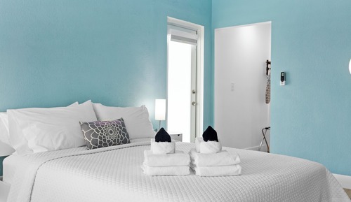 Deluxe Room, 1 Queen Bed, Non Smoking, Pool View