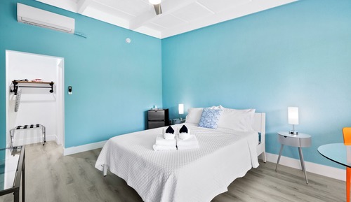 Standard Room, 1 Queen Bed, Non Smoking, Private Bathroom