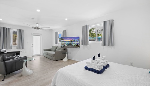 Exclusive Studio Suite, 1 Queen Bed, Balcony, Pool View